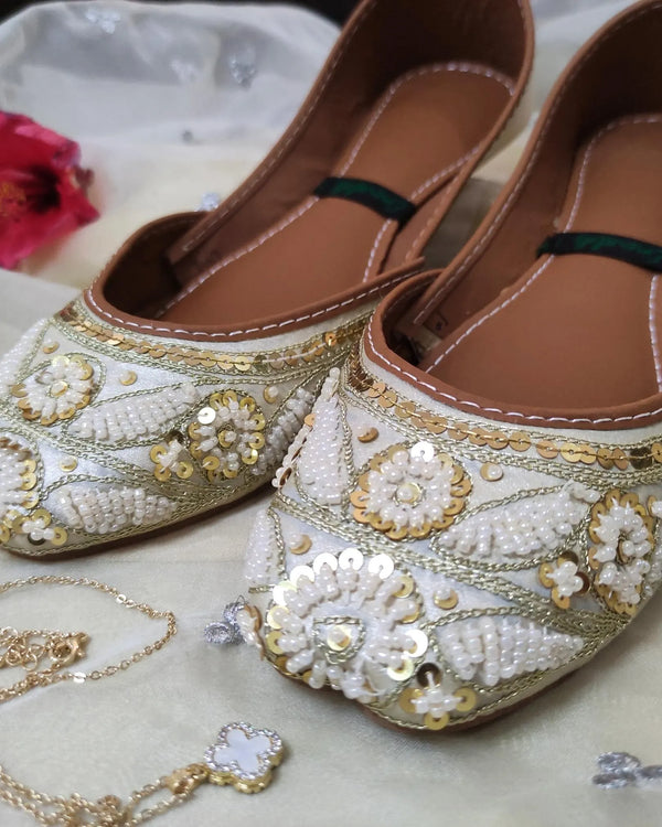 White Motia Embroidered Khussa - Emeralds 