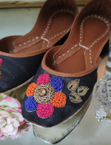 Black embroidered Khussa - Emeralds 