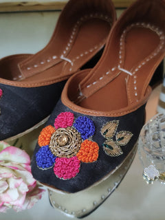 Black embroidered Khussa - Emeralds 