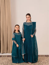 Traditional yet modern women’s outfit – Jewel of Alara luxury design